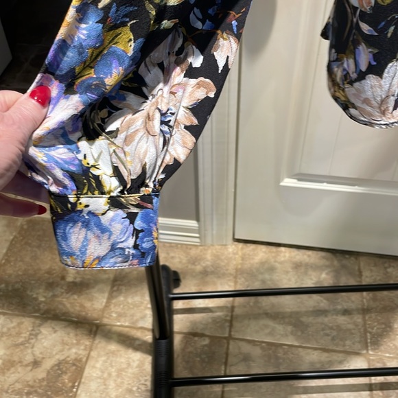 Karen Kane pull over tunic in pretty floral pattern - Picture 3 of 6